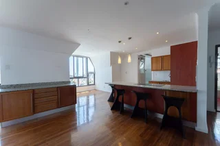 Beautifully fully renovated 3 bedrooms en-suite, 152m² 2nd (top) floor apartment in secure