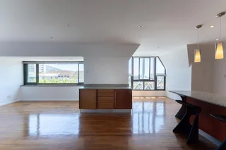 Beautifully fully renovated 3 bedrooms en-suite, 152m² 2nd (top) floor apartment in secure