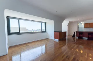 Beautifully fully renovated 3 bedrooms en-suite, 152m² 2nd (top) floor apartment in secure