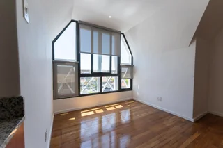 Beautifully fully renovated 3 bedrooms en-suite, 152m² 2nd (top) floor apartment in secure