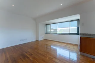 Beautifully fully renovated 3 bedrooms en-suite, 152m² 2nd (top) floor apartment in secure