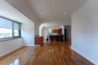 Beautifully fully renovated 3 bedrooms en-suite, 152m² 2nd (top) floor apartment in secure