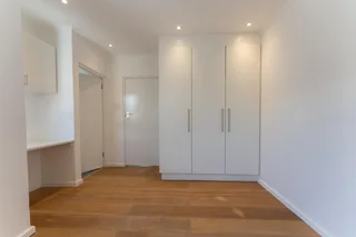 Beautifully fully renovated 3 bedrooms en-suite, 152m² 2nd (top) floor apartment in secure