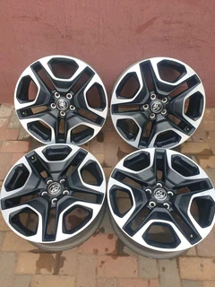 TOYOTA RAV 4 B/NEW 19IN MAGS