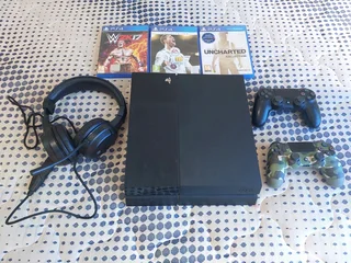 PS4  two Controllers 3 x Games