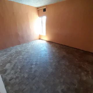 One Bedroom Lounge Kitchen Toilet Bathroom Own Entrance and Yard Fully Secured R3200 Everest heigh