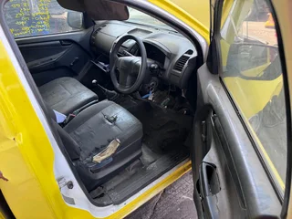 Stripping Isuzu Dmax KB250 For Spares