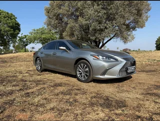 2020 Lexus Es250 Ex Auto | Fully Loaded | Low Mileage — 80,000km