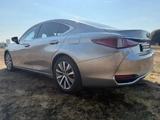 2020 LEXUS ES250 EX Auto | Fully Loaded | Low Mileage — 80,000km