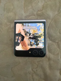 Samsung Galaxy Z Flip 5 (512GB) – Lavender | Like New