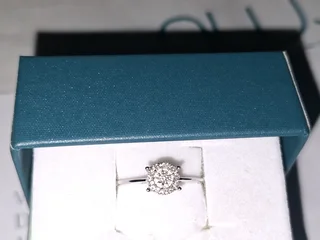 9ct white gold and diamond round cluster ring