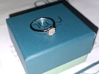 9ct white gold and diamond round cluster ring