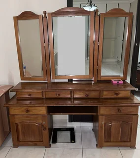 Solid Oak Dressing Table with Triple Mirror – Excellent Condition