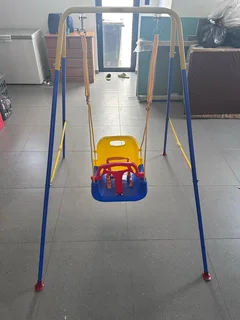 Toddler Swing with Metal Frame – Excellent Condition