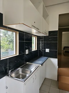 1 bedroom apartment to let. Within walking distance to The Atrium shopping centre.