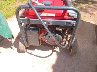 Red Rhino RGL9000D – 7.7 kW Dual-Fuel Generator (Petrol / LPG)