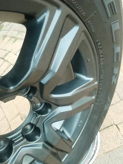 One 17inch Toyota Fortuna Magrim & Bridgestone Dueler Tyre 265 /65r17 On Sale.