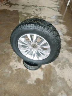 O n e 255 60 r18 g e n e r a l g r a b b e r a t &amp; 18 inch i s u z u xrider magrim on sale