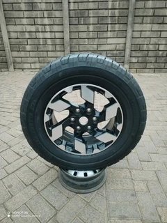 O n e n i s s a n n a v a r a magrim &amp; m i c h e l i n l t x tyre 265 65 r17 on sale