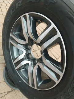 One 17inch Toyota Fortuna Magrim & Bridgestone Dueler Tyre 265 /65r17 On Sale.