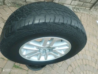 One Fairy Used Tyre 265 /65r17 & & 17inch Toyota Fortuna Magrim On Sale.