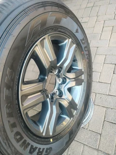 One 17inch Toyota Fortuna Magrim & Dunlop Grand Trek Tyre 265 /65r17 On Sale.