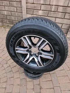 One 17inch Toyota Fortuna Magrim & Dunlop Grand Trek Tyre 265 /65r17 On Sale.