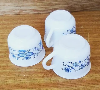 Vintage 1970&#39;s Blue Onion / Old Town Blue Pattern Design - ACROPAL France - 3 x Cups and Saucers