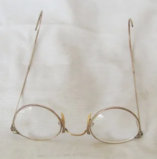 Vintage - Ladies Wire Framed Eyeglasses with Original Case