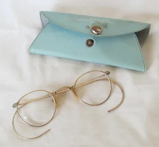 Vintage - Ladies Wire Framed Eyeglasses with Original Case