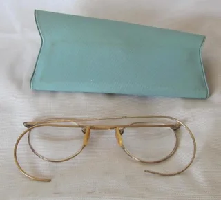 Vintage - Ladies Wire Framed Eyeglasses with Original Case