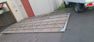 Double Fibreglass Tip-Up Garage Door – Excellent Condition (2110 x 4840mm)   R7500 ( neg.)