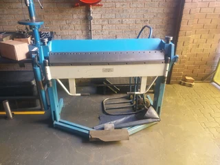 Metal bending machine