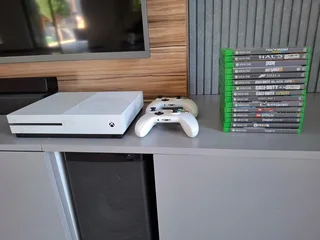 Xbox ONE S 1TB (2 controllers) and over 20 games