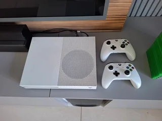 Xbox ONE S 1TB (2 controllers) and over 20 games