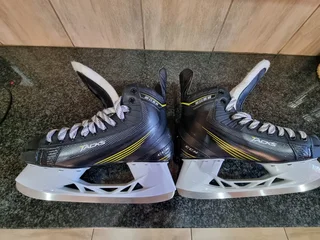 CCM Tacks 2052 Ice skates (Size 9-10) Lightly Used