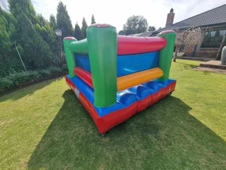 Bouncy house / Jumping castle &#43;- 3m x 3m (Motor included)