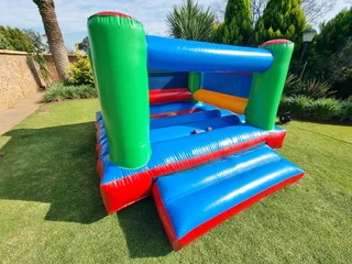 Bouncy house / Jumping castle +- 3m x 3m (Motor included)