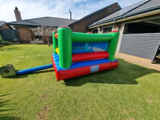 Bouncy house / Jumping castle &#43;- 3m x 3m (Motor included)