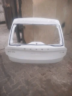 Volvo XC90 2016-2022 model tailgate please contact lucas on 0843018577