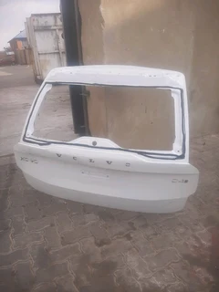 Volvo XC90 2016-2022 model tailgate please contact lucas on 0843018577
