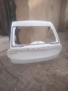 Volvo XC90 2016-2022 model tailgate please contact lucas on 0843018577
