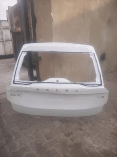 Volvo XC90 2016-2022 model tailgate please contact lucas on 0843018577