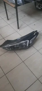 Hyundai Tucson 2017-2021 model left side headlight please contact lucas on 0843018577