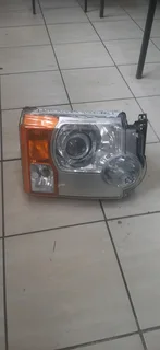 Landrover Discovery 3 right side headlight please contact lucas on 0843018577
