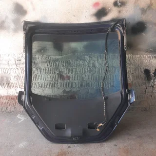 Vw Beetle 2006-2010 model complete tailgate please contact lucas on 0843018577