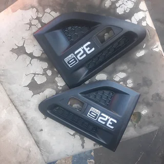 Ford Ranger T6 fender grill please contact lucas on 0843018577