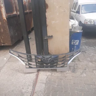 Hyundai Tucson 2022-2024 model front grill please contact lucas on 0843018577