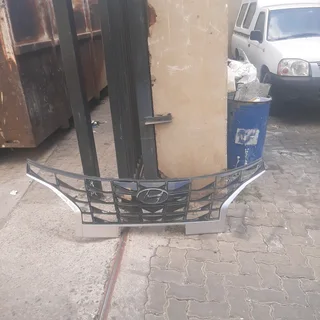 Hyundai Tucson 2022-2024 model front grill please contact lucas on 0843018577