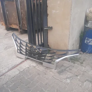 Hyundai Tucson 2022-2024 model front grill please contact lucas on 0843018577